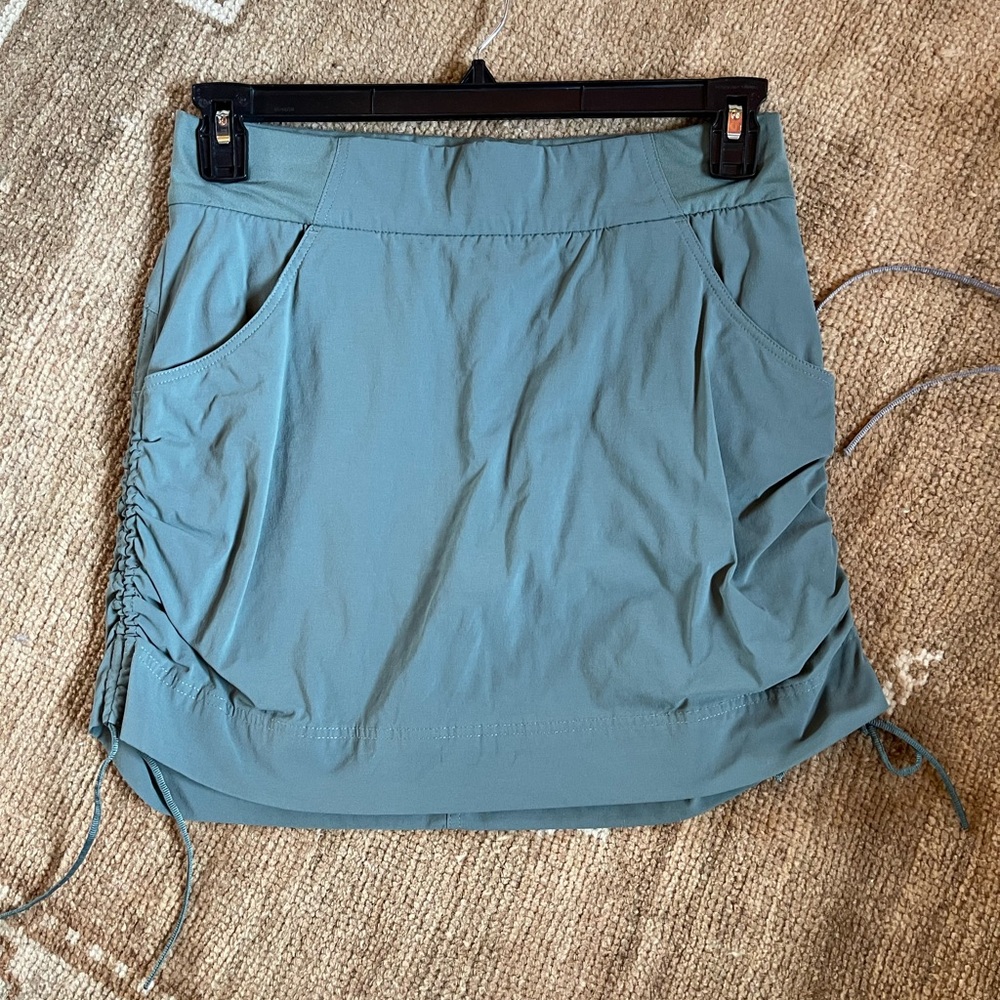 Columbia Women's Skort Omni-Shield Advanced Repellency Green Side  Pockets